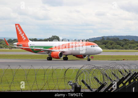 Les familles en visite dans la piste de l'aéroport de Manchester parc visiteur regardant l'avion aller et venir Banque D'Images