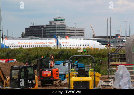 Les familles en visite dans la piste de l'aéroport de Manchester parc visiteur regardant l'avion aller et venir Banque D'Images