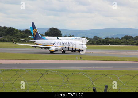 Les familles en visite dans la piste de l'aéroport de Manchester parc visiteur regardant l'avion aller et venir Banque D'Images