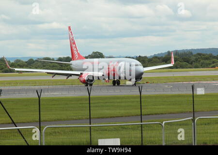 Les familles en visite dans la piste de l'aéroport de Manchester parc visiteur regardant l'avion aller et venir Banque D'Images