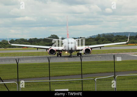 Les familles en visite dans la piste de l'aéroport de Manchester parc visiteur regardant l'avion aller et venir Banque D'Images