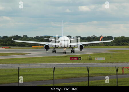 Les familles en visite dans la piste de l'aéroport de Manchester parc visiteur regardant l'avion aller et venir Banque D'Images