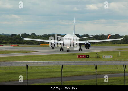 Les familles en visite dans la piste de l'aéroport de Manchester parc visiteur regardant l'avion aller et venir Banque D'Images
