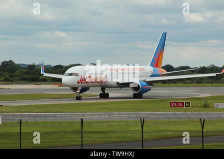 Les familles en visite dans la piste de l'aéroport de Manchester parc visiteur regardant l'avion aller et venir Banque D'Images