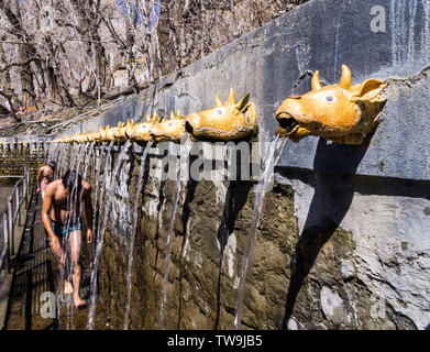 Muktinath, Temple sacré pour les Bouddhistes et Hindous, au Népal. Photo montre aux gens de marcher sous l'eau des fontaines dans le temple comme un rite religieux Banque D'Images