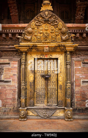 Une porte d'or dans le musée à Durbar Square, Patan, Népal, Katmandou Banque D'Images
