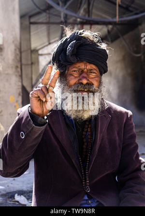 Les hommes en costume traditionnel dans le village de Kagbeni, Upper Mustang, Népal Banque D'Images