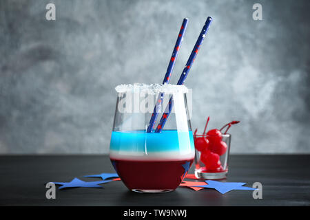 Cocktail en couches dans les couleurs du drapeau américain sur la table Banque D'Images