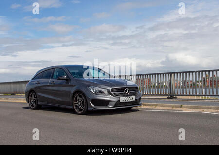 Argent gris, 2016 Mercedes-Benz CLA 180 Auto Sport AMG circulant sur la promenade du front de mer de Southport, Merseyside, Royaume-Uni Banque D'Images