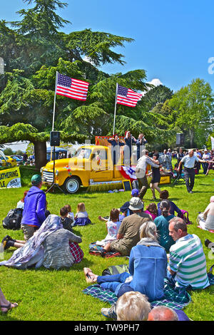 'La liberté Sisters' trio vocal effectuant de succès américains des années 20 s-30s à l'arrière de la dépanneuse GMC classique au Classic Car Show.Les gens danser/ regarder. Banque D'Images