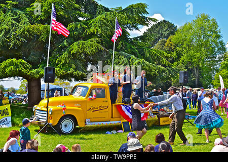 'La liberté Sisters' trio vocal effectuant de succès américains des années 20 s-30s à l'arrière de la dépanneuse GMC classique au Classic Car Show.Les gens danser/ regarder. Banque D'Images