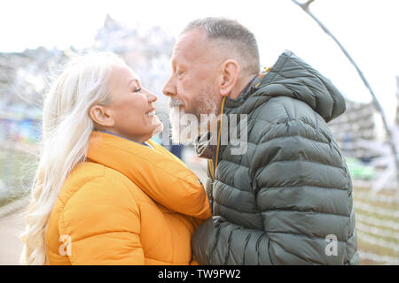 Mature couple outdoors Banque D'Images