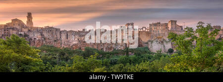 PITIGLIANO, Toscane, Italie - 15 juin 2019 - Vue de Pitigliano ville au coucher du soleil. Insolite - pittoresque et construit sur le tuf, tufaceous roche volcanique. Banque D'Images