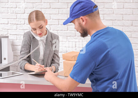 Réceptionniste réception de colis au féminin travail Banque D'Images