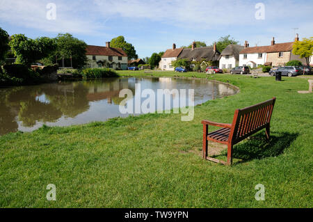 Vue sur l'étang à l'Église, fin Haddenham, Buckinghamshire. Canards ici une fois à condition que l'industrie de base de reproduction des canards d'Aylesbury. Banque D'Images