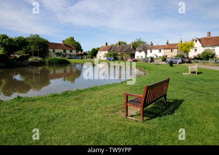 Vue sur l'étang à l'Église, fin Haddenham, Buckinghamshire. Canards ici une fois à condition que l'industrie de base de reproduction des canards d'Aylesbury. Banque D'Images