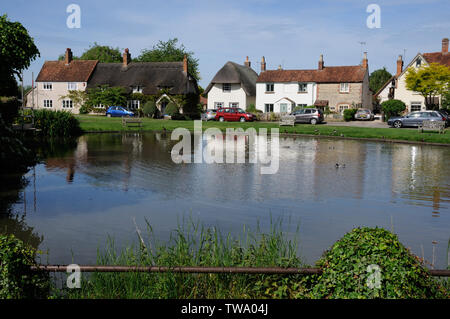 Vue sur l'étang à l'Église, fin Haddenham, Buckinghamshire. Canards ici une fois à condition que l'industrie de base de reproduction des canards d'Aylesbury. Banque D'Images