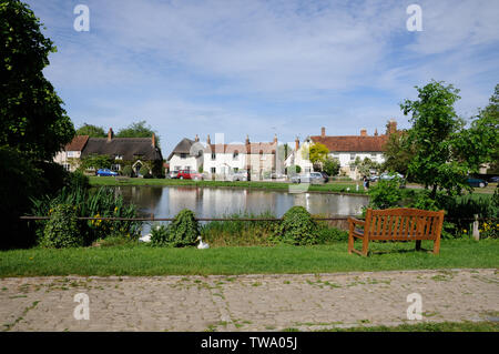 Vue sur l'étang à l'Église, fin Haddenham, Buckinghamshire. Canards ici une fois à condition que l'industrie de base de reproduction des canards d'Aylesbury. Banque D'Images