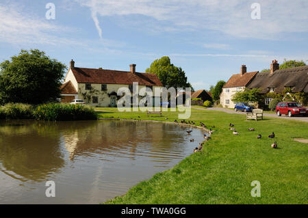 Vue sur l'étang à l'Église, fin Haddenham, Buckinghamshire. Canards ici une fois à condition que l'industrie de base de reproduction des canards d'Aylesbury. Banque D'Images