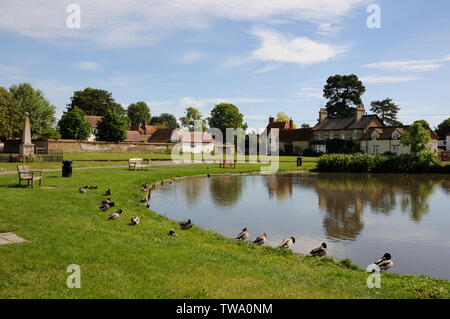 Vue sur l'étang à l'Église, fin Haddenham, Buckinghamshire. Canards ici une fois à condition que l'industrie de base de reproduction des canards d'Aylesbury. Banque D'Images