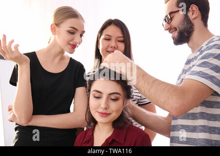 Coiffeur professionnel et stagiaires travaillant auprès du client en beauté. Concept d'apprentissage Banque D'Images