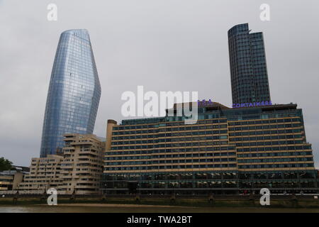 Un Blackfriars, également connu sous le nom de vase, et la Rive Sud hôtel qui s'appelle Sea Containers, le long de la Tamise à Londres, Royaume-Uni. Banque D'Images