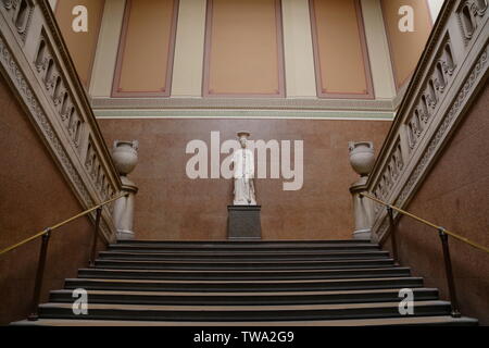 Le marbre statue romaine appelée la Cariatide Townley sur affichage sur l'Escalier du Sud à l'intérieur du British Museum à Londres, Royaume-Uni. Banque D'Images