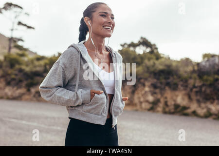 Femme Fitness marche sur route de campagne. Female sur une rue vide le matin. Banque D'Images