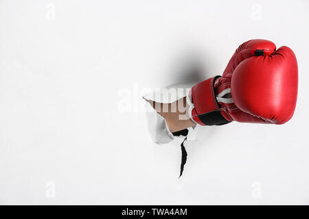 Man in boxing glove briser livre blanc Banque D'Images