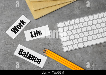 Mots TRAVAIL, DE VIE, d'équilibre et de clavier sur fond gris Banque D'Images