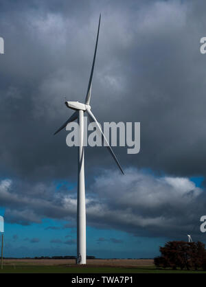Ferme éolienne produisant des énergies renouvelables l'énergie de l'électricité dans le centre de Victoria, Australie. Banque D'Images