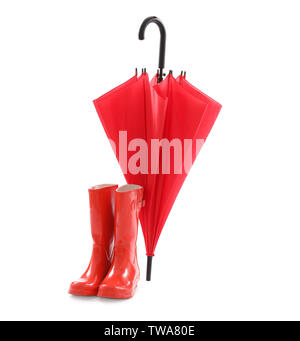 Parapluie rouge élégant et des bottes en caoutchouc sur fond blanc Banque D'Images