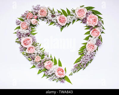 Cadre de mariage de fleurs en forme de coeur : rose, lilas, Rowan quitte sur un fond blanc. Motif floral. L'espace de copie pour le texte Banque D'Images