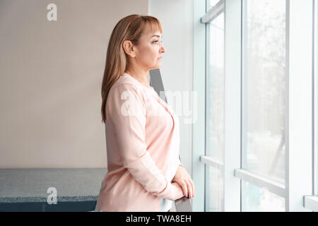 Senior woman in casual clothes at home Banque D'Images