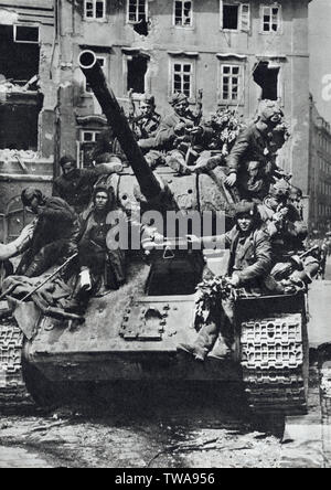 L'Armée rouge réservoir T-34 à Prague, en Tchécoslovaquie, en mai 1945. Photographie en noir et blanc par le photographe tchèque J.Krabičková publié dans le livre "Pour le tchécoslovaque fois éternelle' ('věčné časy na") publié en 1959. Avec la permission de l'Azoor Photo Collection. Banque D'Images