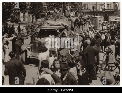 Des soldats de l'Armée rouge arrivent à Pardubice en Tchécoslovaquie en mai 1945. Photographie noir et blanc photographe tchèque par Jetřich Hemský publié dans la République tchécoslovaque éditée en 1955. Camion soviétique ZIS-5 produit par l'usine de Moscou ZIS est représenté sur la photo. Avec la permission de l'Azoor Collection Carte Postale. Banque D'Images