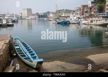 Keelung, Taïwan - septembre 5, 2018 : Ancien bleu bateau de pêche en bois mise sur le port de pêche de la côte de la ville de Keelung Banque D'Images