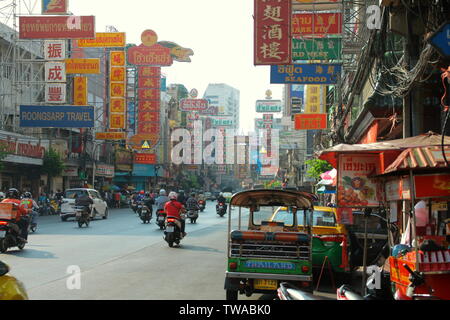 Bangkok, Thaïlande - 22 mars 2019 : Yaowarat - route principale de chinatown par beau temps Banque D'Images