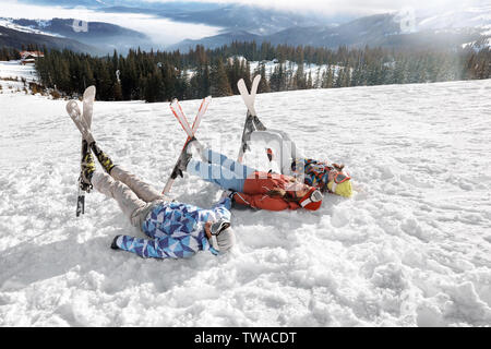 Les amis s'amusant sur piste de ski de neige à resort. Vacances d'hiver Banque D'Images