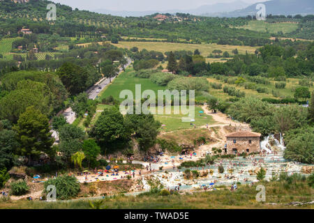 SATURNIA, Toscane, Italie - 15 juin 2019 : Avis de Saturnia Spa, Cascate del Mulino ie Mill Cascades. De belles formations naturelles. Banque D'Images