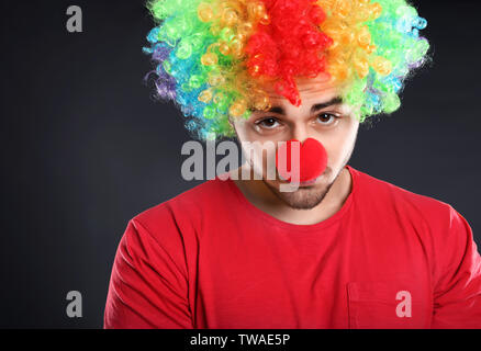 Jeune homme dans drôle déguisement sur fond gris. April fool's day celebration Banque D'Images