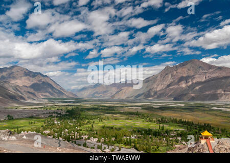 Vue de la vallée de Nubra de Diskit Monastery, Ladakh, Inde. Banque D'Images