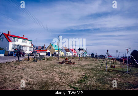 Iles Falkland 1985. Des scènes de rue de la ville principale de Port Stanley avec l'aire de jeux pour les enfants. Banque D'Images