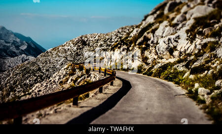 Sur le chemin vide Sveti jure à l'intérieur de la montagne de Biokovo à Makarska, Croatie Banque D'Images