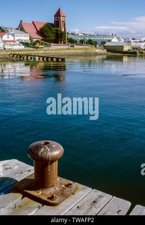 Iles Falkland 1985. Des scènes de rue de la ville principale de Port Stanley avec cathédrale anglicane de Christchurch Banque D'Images