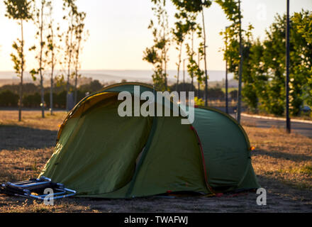 Geen tente de camping sur le coucher du soleil Banque D'Images