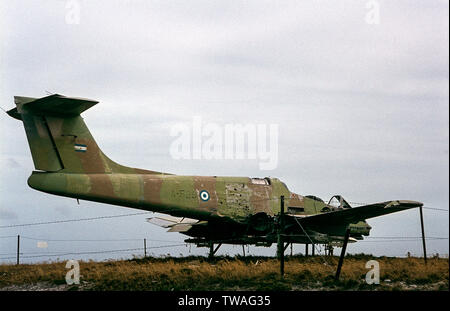 1985 Malouines. Argentine L'épave de l'avion d'attaque au sol pendant la guerre Falklands-Argentine abattu en 1982 sur l'affichage près de Port Stanley airfield Banque D'Images