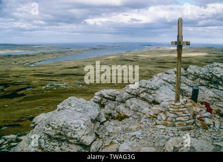 1985 Malouines. Le Scots Guards Memorial sur le mont Kent donnant sur Port Stanley sur East Falkland Banque D'Images