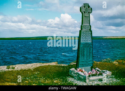 Iles Falkland 1985. Le Welsh Guards war memorial au hameau de Fitzroy sur West Falkland qui fut le site du naufrage du Sir Galahad de troupes par l'armée de l'Argentine durant la guerre Falklands-Argentine 1982 Banque D'Images