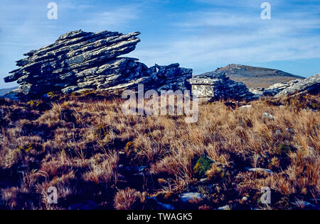 Iles Falkland 1985. Des affleurements de calcaire du Mont Tumbledown à vers le Mont Kent, la côte et Port Stanley, un domaine qui a été âprement disputée au cours de la guerre en 1982 Falklands-Argentine Banque D'Images